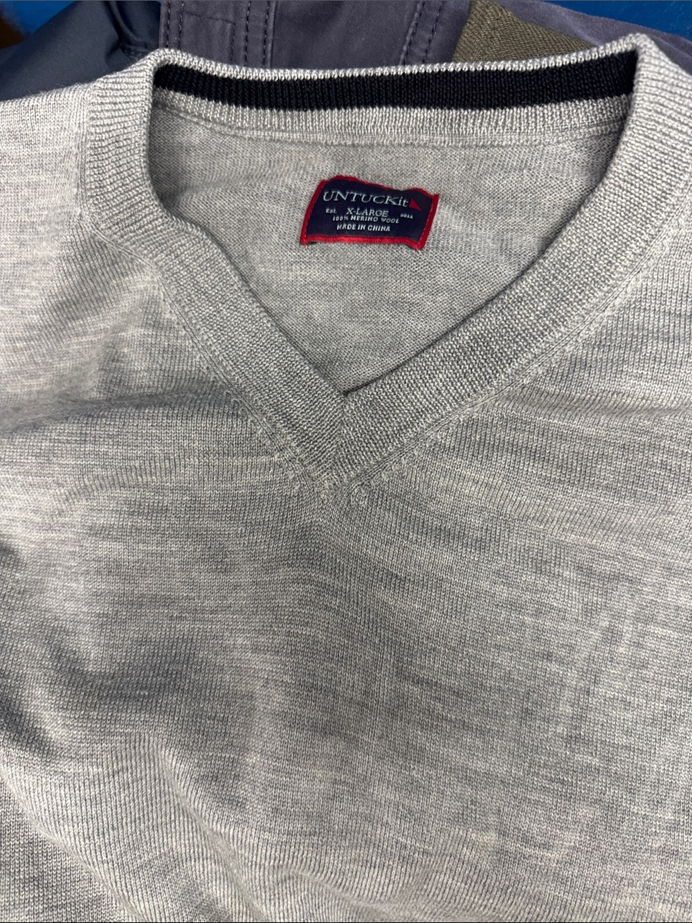 Men’s Untuckit V-Neck Sweater in Light Gray